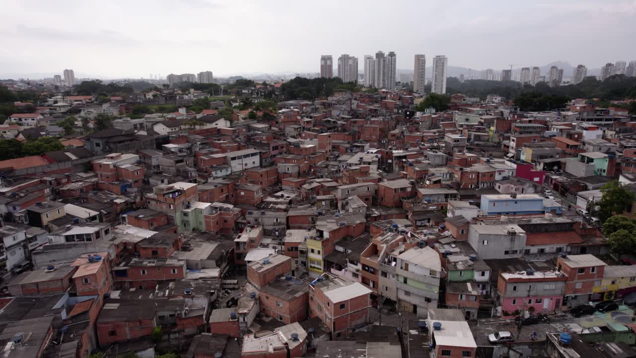 vista aérea con vistas a un barrio de tugurios, en sao paulo, brasil - dando vueltas, tiro de drones