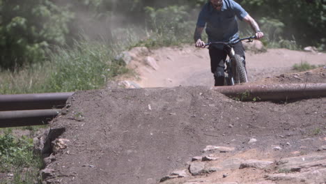 truco de ciclismo de montaña en cámara lenta de deportes extremos - carreras de bicicleta de montaña cuesta abajo