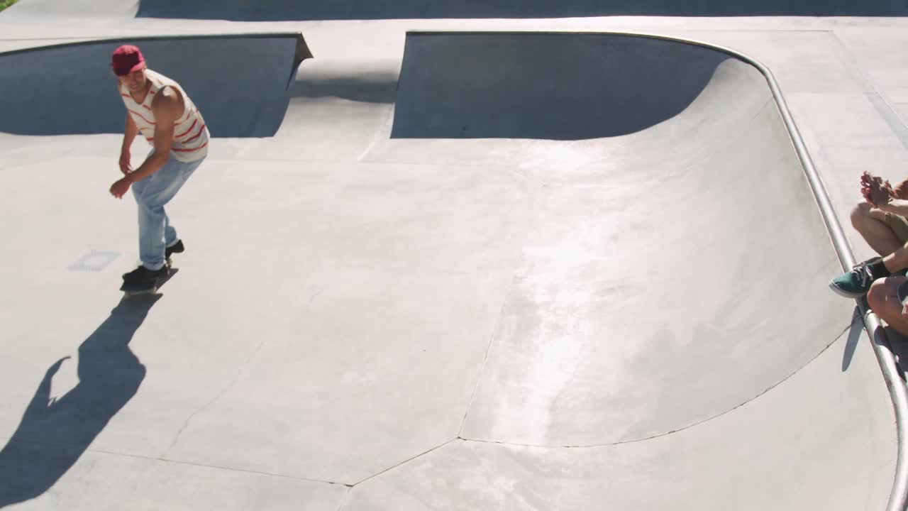 웃는 백인 여자와 남자가 앉아서,  ⁇ 은 날 스케이트보딩 친구를 보고