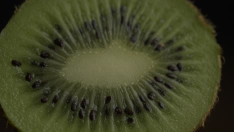 primer plano de una rebanada de kiwi