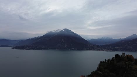 Este-Es-Quizás-Un-Día-Nublado-Feo,-Porque-Es-Gris,-Triste-Y-Nostálgico,-Pero-Cuenta-Muchas-Historias-Con-Agua,-Cielo-Y-Movimientos-De-Drones.