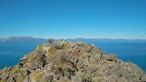 Una-Toma-Aérea-Sobre-Un-Excursionista-En-La-Cima-De-Una-Montaña-En-Lake-Tahoe-Nevada-2