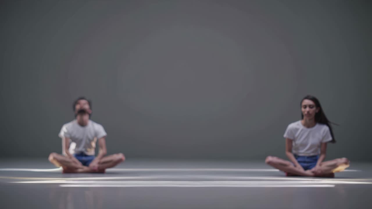 추상적인 다리와 스튜디오에 앉아있는 커플