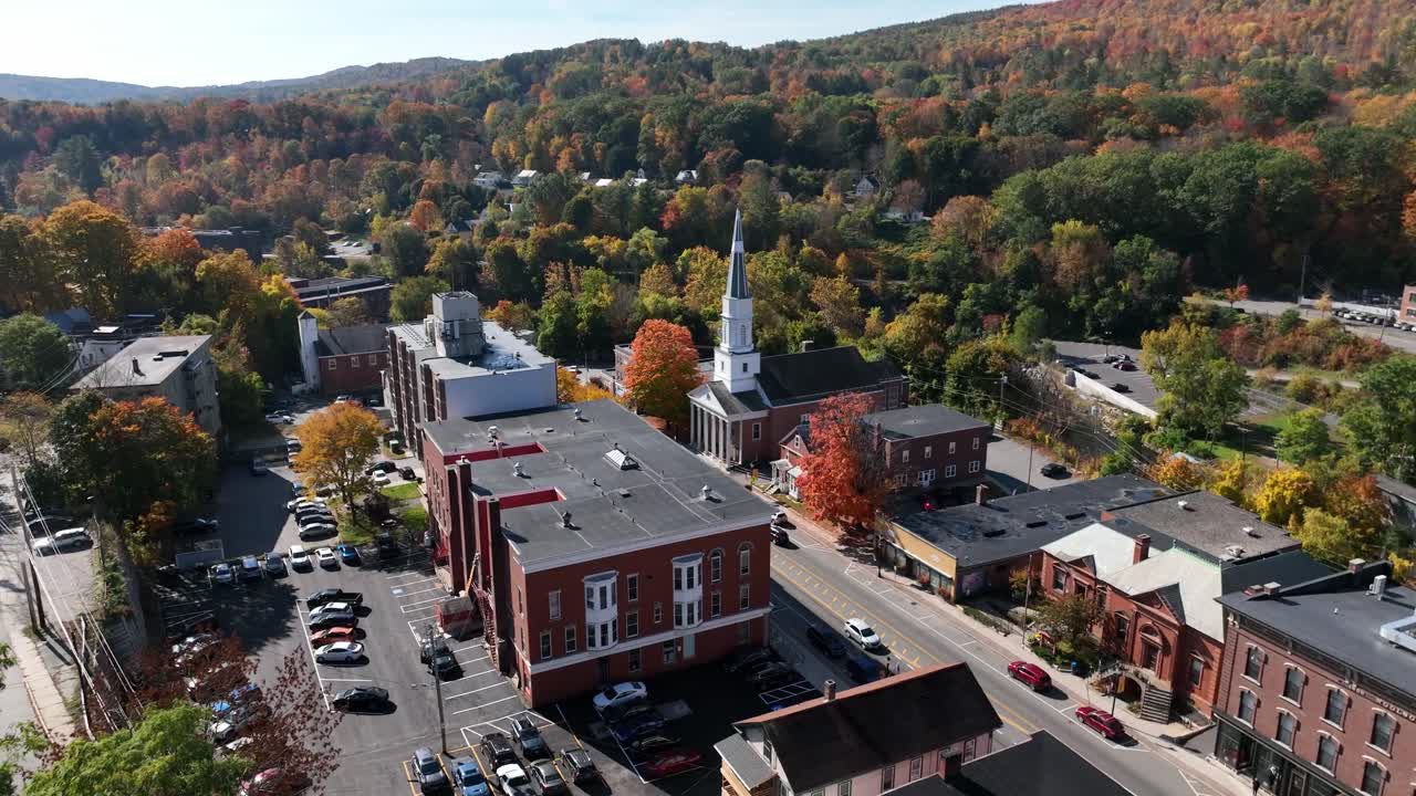 uusi-englanti: aerial springfield, vermont, syksyn väri