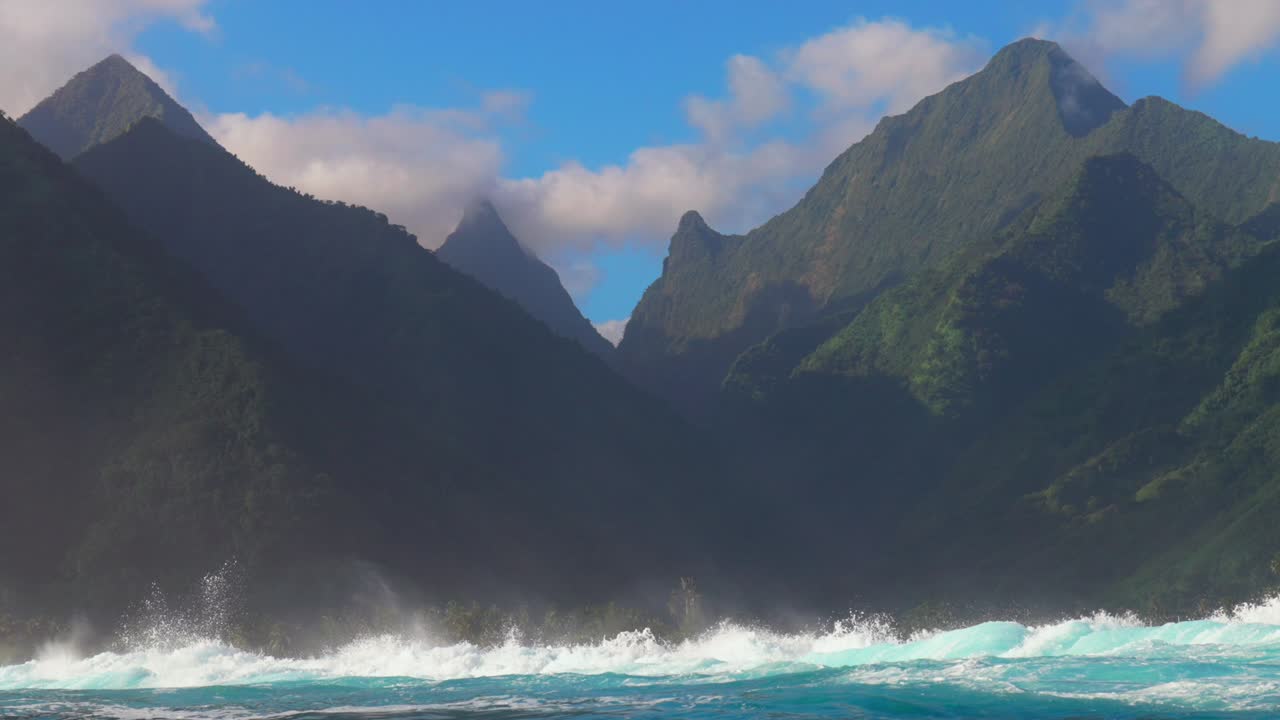 surf barril olas teahupoo tahití polinesia francesa estrellando la oleada en el arrecife de coral poco profundo isla del sur del pacífico altas cimas de las montañas océano agua paisaje cielo azul súper cámara lenta