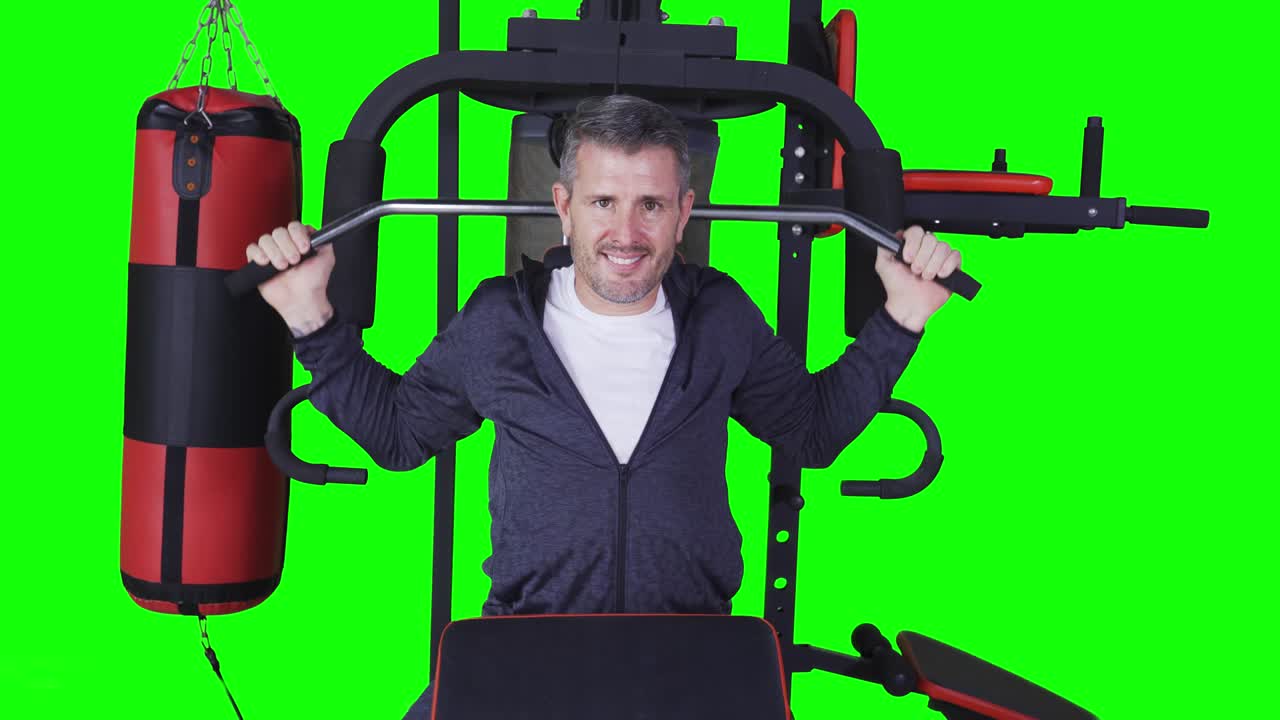 스튜디오 에서 피트니스 기계 로 운동 하는 남자