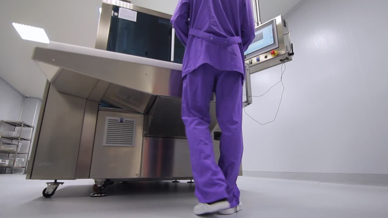 фармацевтическое оборудование. подход работника к фармацевтическому оборудованию