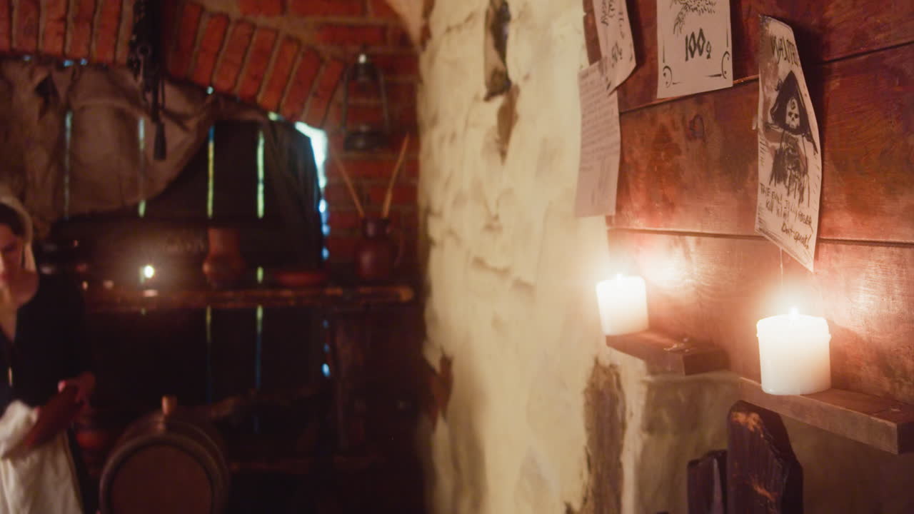 웨이트리스는 접시를 고, 여행자들은 술집에서 게시판을 읽습니다. 용감한 남자들은 환상적인 짐승들과 일자리를 찾고, 젊은 여자는 게스트하우스에서 일합니다.