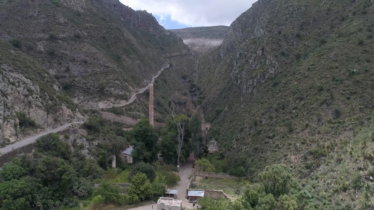 toma aerea de la mina española masonica en real de catorce, san luis potosi, mexico