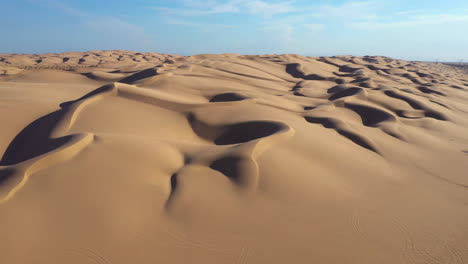 Algodones-Dunes-Recreation-Area-in-California,-drone-forward-ascend