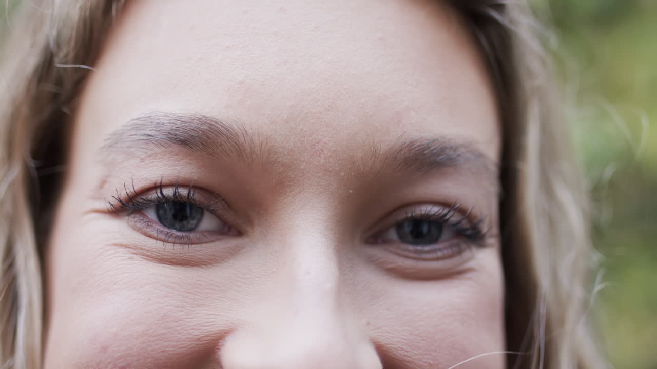 정원에서 금발 머리카락을 가진 행복한 두 인종 여성의 초상화, 느린 동작