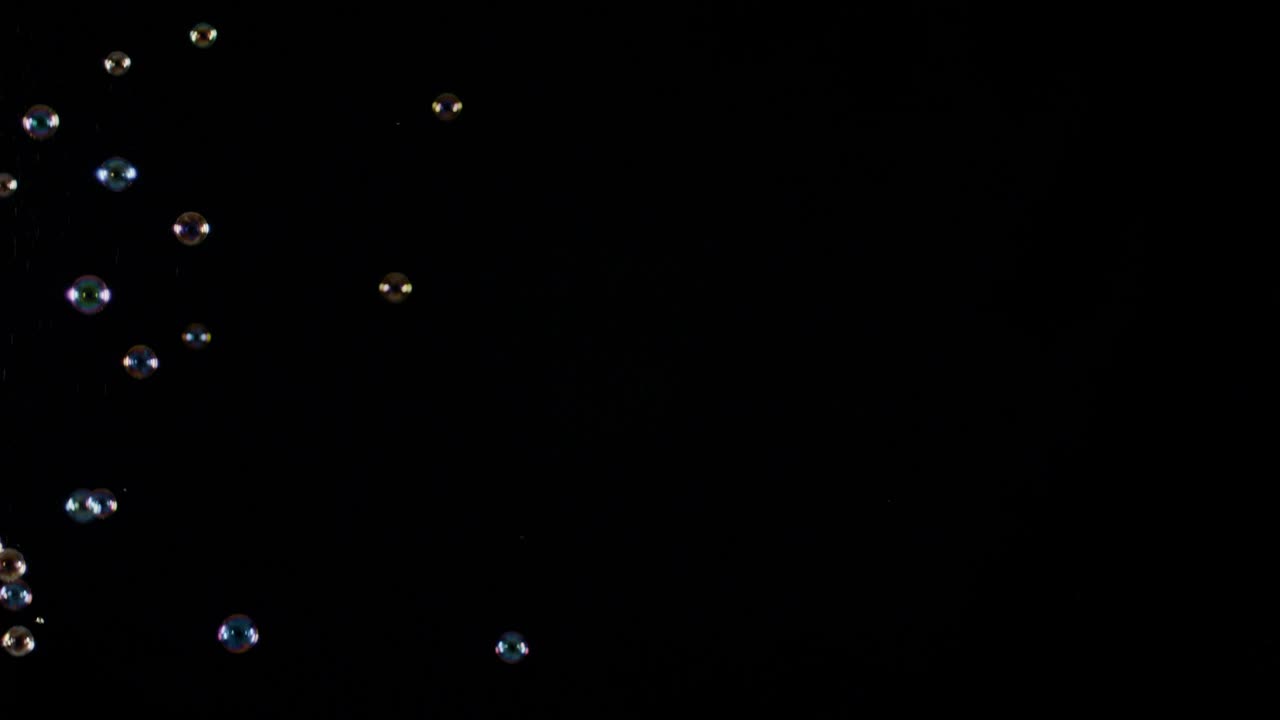 スープの泡 黒い背景に