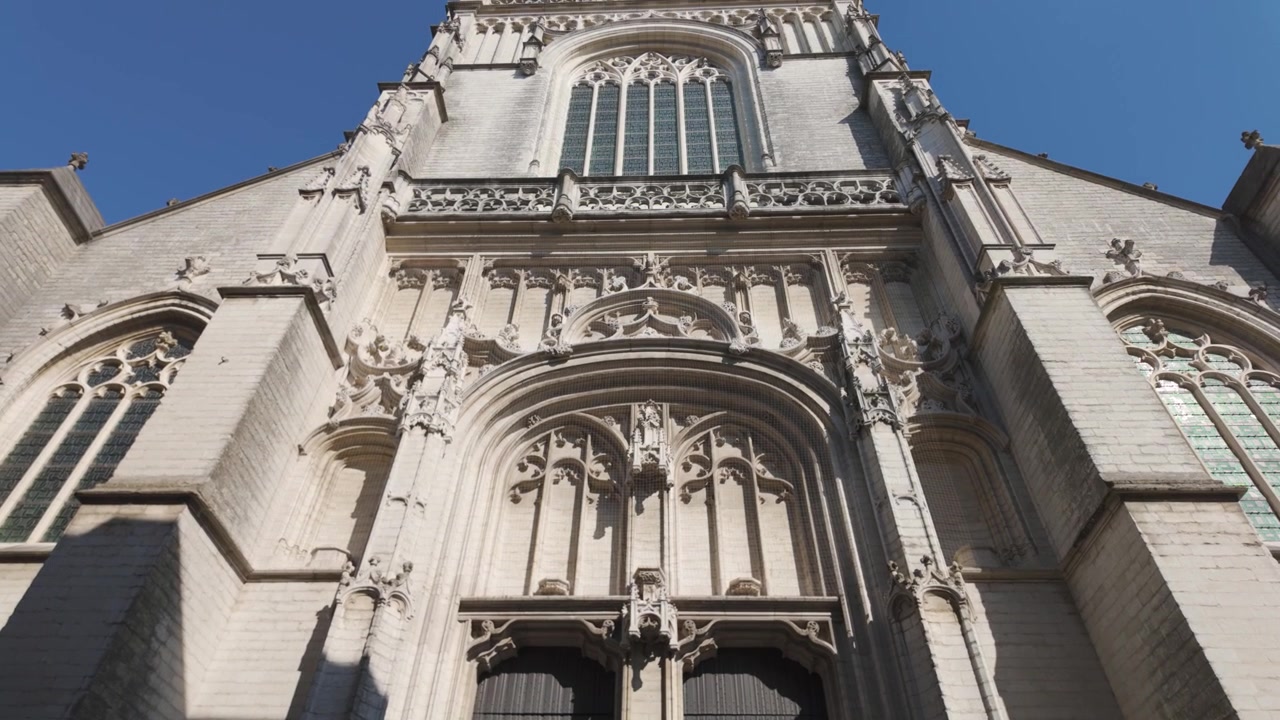 Vista esterna della Chiesa di San Paolo ad Anversa con dettagli intricati e luce solare che filtra dalle finestre