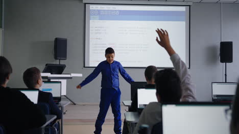 presentación de un estudiante en un aula de ciencias de la computación