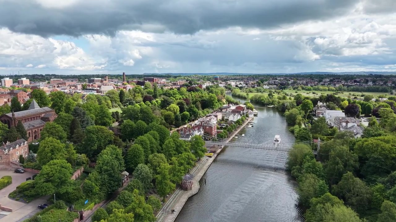 Barche ormeggiate sul fiume Dee a Chester e vista aerea da drone del ponte Queen's Park