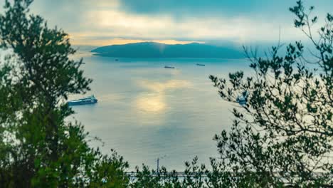 buque de carga industrial navega dentro y fuera del puerto de gibraltar, vista cinematográfica de lapso de tiempo