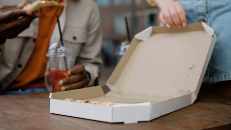 primer plano de una pizza dentro de una caja de cartón