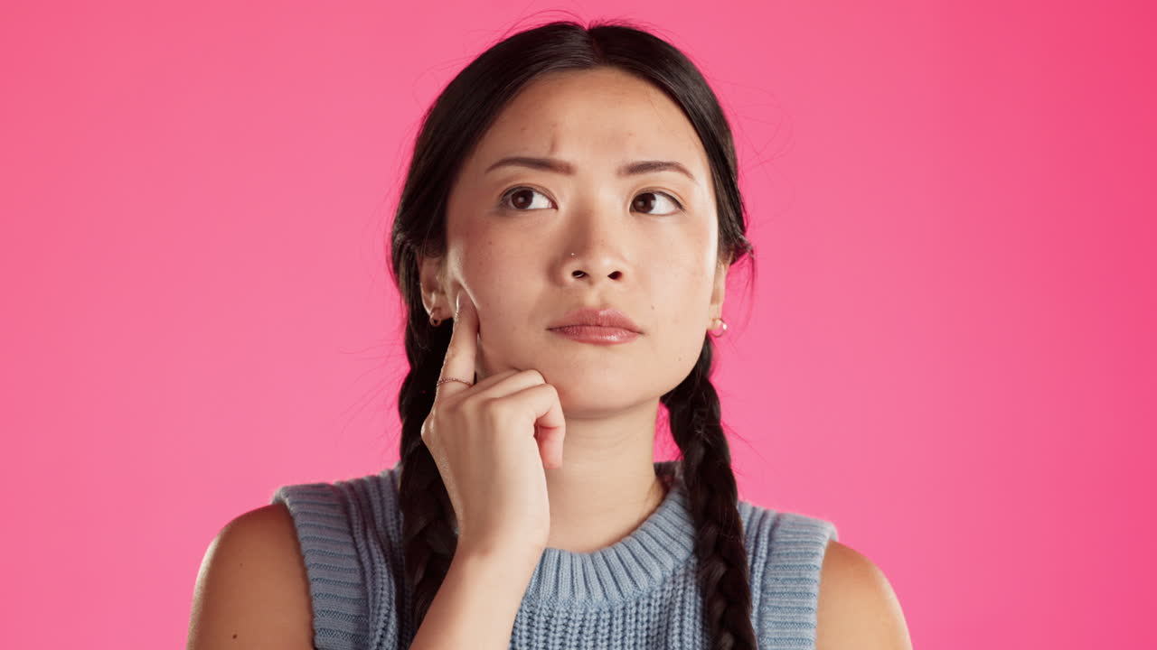 아시아 여성, 혼란스럽거나 고립 된 얼굴에 생각