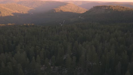 Ruhiger-Morgen-über-Der-Berglandschaft