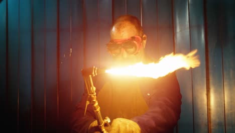 soldador masculino que utiliza una antorcha de soldadura