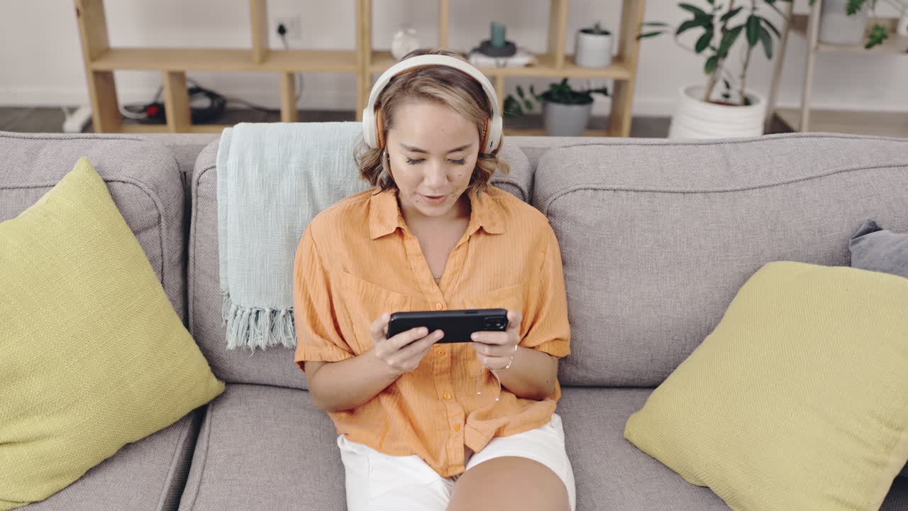 vista de arriba, mujer asiática en el sofá