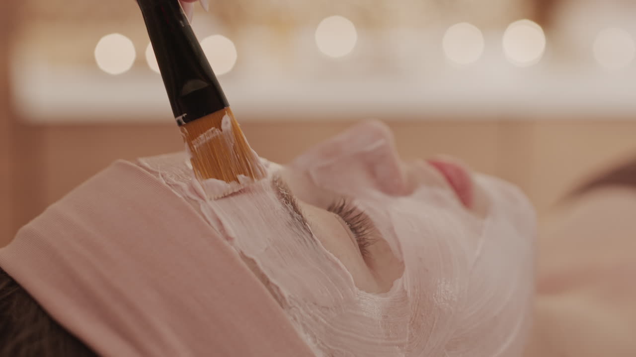 Frau bekommt eine Gesichtsmaskenbehandlung im Spa