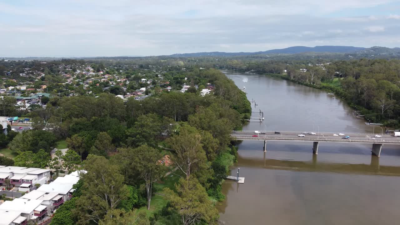 Vista aérea de un río marrón y un puente.