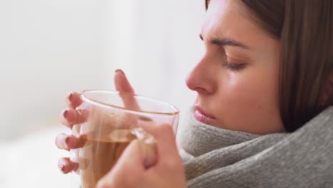 Niña-Enferma-Acostada-En-La-Cama-Bebiendo-Té,-Niña-Tosiendo-Y-Resfriada