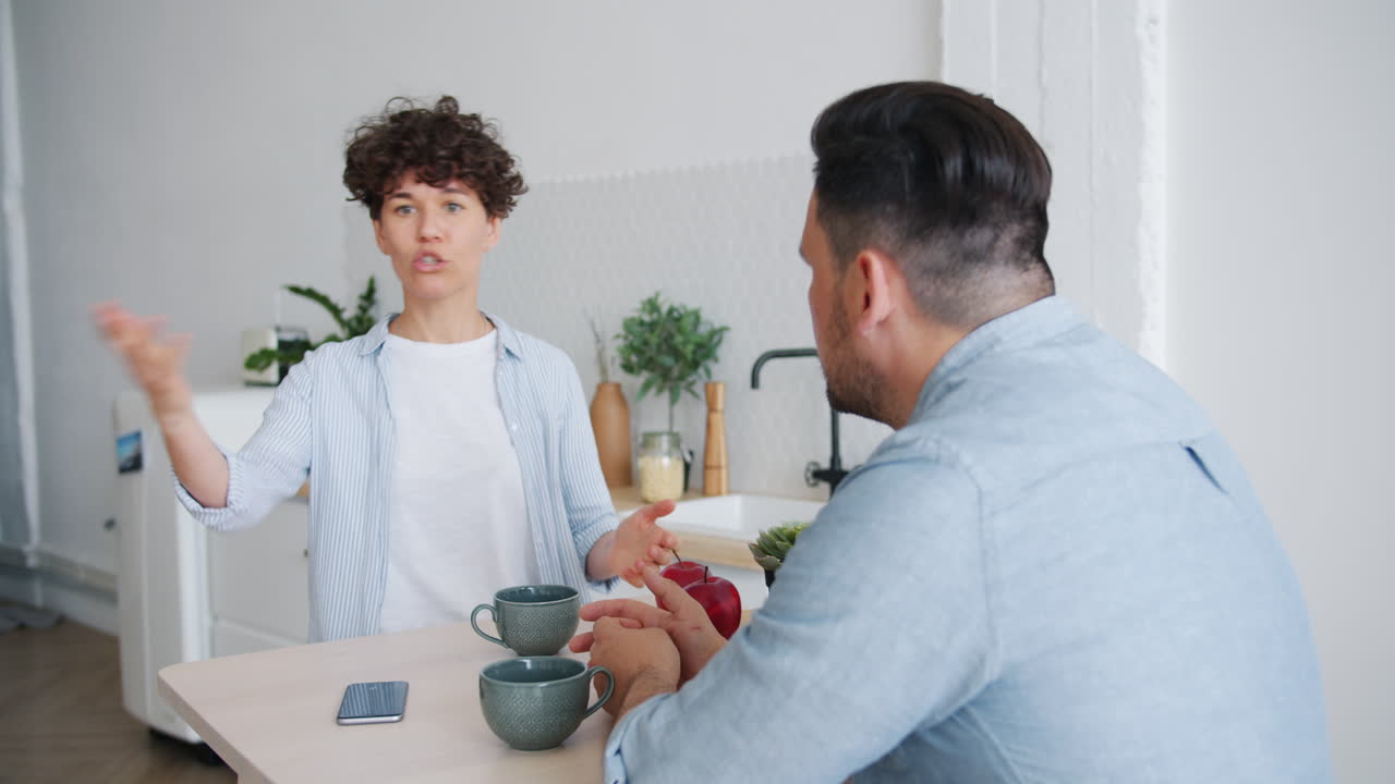 부부가 부에서 논쟁을 벌이고 있다