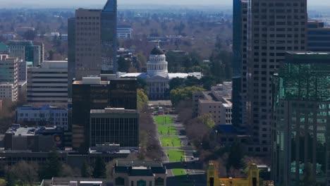 Toma-Panorámica-Con-Drones-Del-Edificio-De-La-Capital-Del-Estado-De-California-En-Sacramento