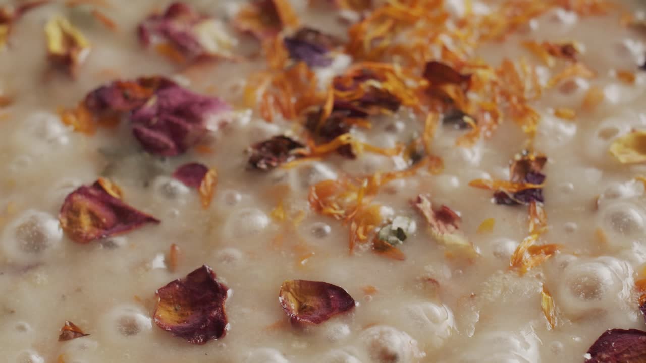 preparando flores comestibles mientras hierve en la sartén