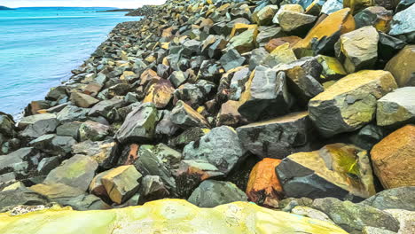 Marea-Creciente-Avanzando-Sobre-El-Rompeolas-Rocoso-Durante-El-Día