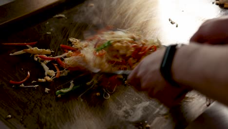 preparando el pad thai en una parrilla de teppanyaki