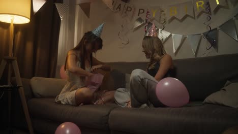 amigos celebrando un cumpleaños en casa