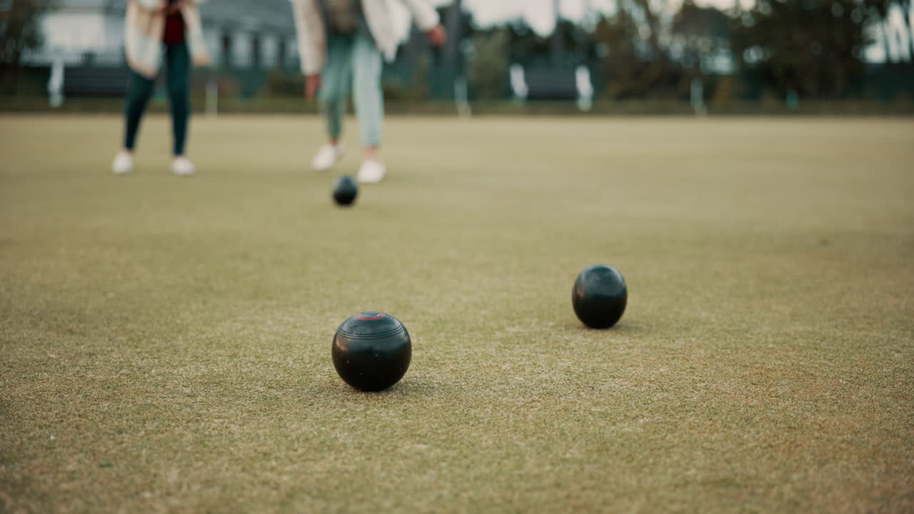 mayores, césped o personas que juegan a los bolos para hacer ejercicio