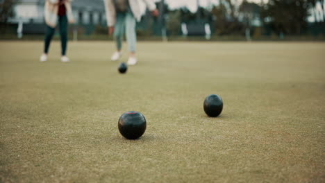 mayores, césped o personas que juegan a los bolos para hacer ejercicio