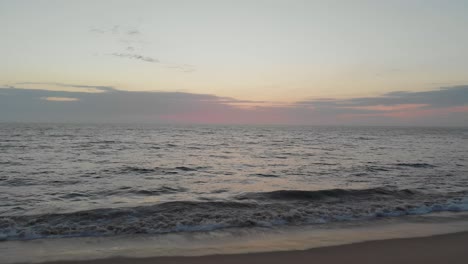 Establecimiento-De-Una-Toma-De-Olas-Rompiendo-Lentamente-En-Una-Cálida-Playa-En-Las-Zonas-Rurales-De-México-Durante-La-Puesta-De-Sol