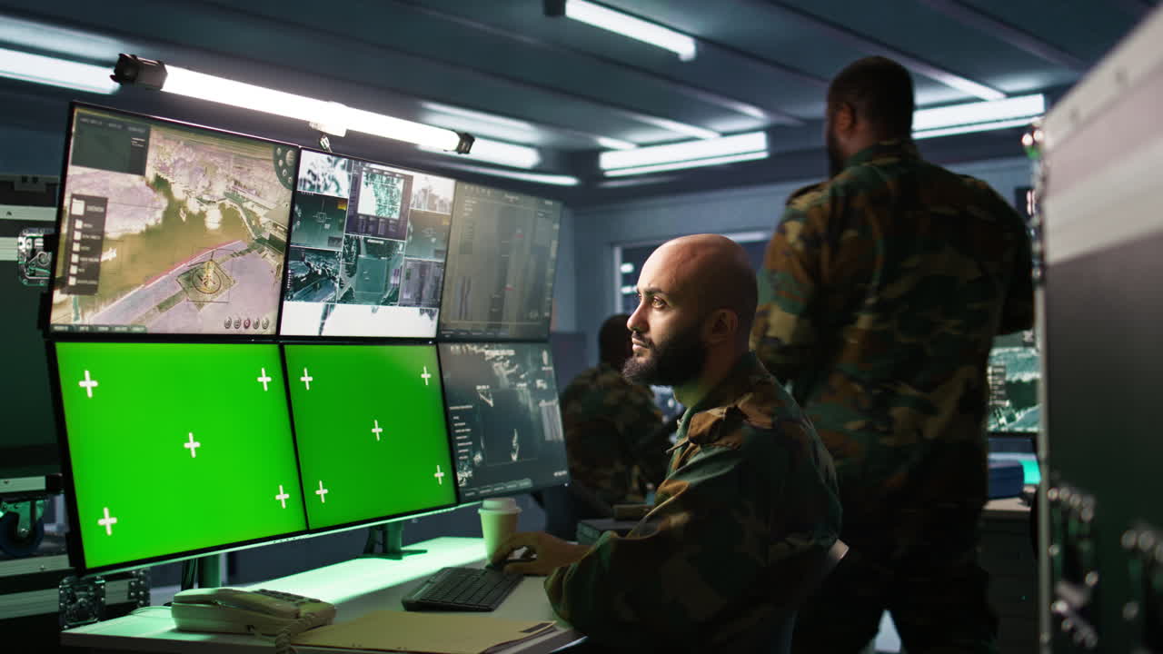 experto de inteligencia del cuerpo controlando drones con un cuaderno de maqueta