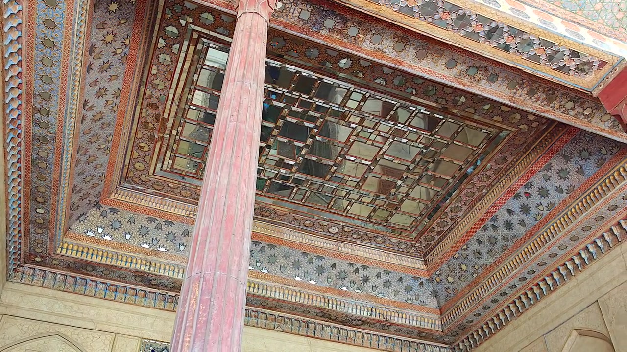 Soffitto persiano ornato con intricati intarsi a specchio e dettagli dipinti