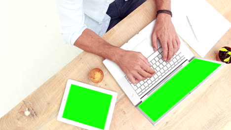 diseñador casual usando tableta gráfica y portátil