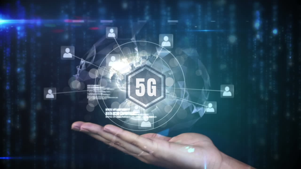 botón de 5g en la mano rodeado de datos digitales