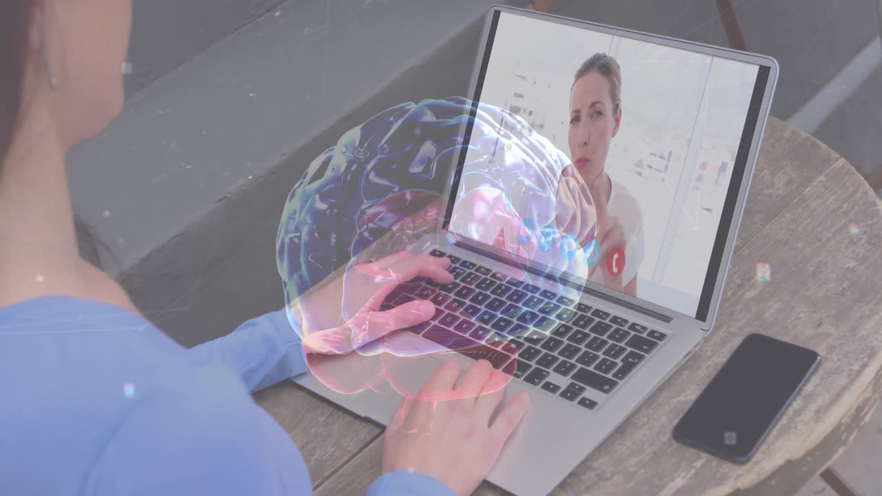 cerebro humano girando contra una mujer que tiene una videollamada en una computadora portátil en casa