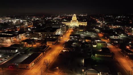 edificio del capitolio del estado de arkansas por la noche en little rock, arkansas con video de drone de toma amplia estable en un ángulo