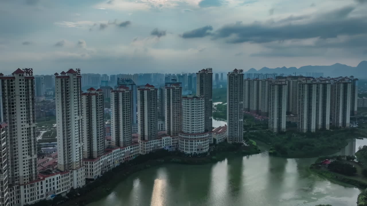 Cenário aéreo de paisagem urbana moderna, com edifícios comerciais de escritórios, centro financeiro, prédios altos, arranha-céus, imóveis e apartamento residencial perto de rio e ponte