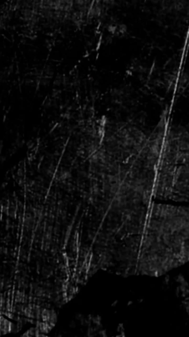 Animazione di texture scura graffiata con motivi astratti.