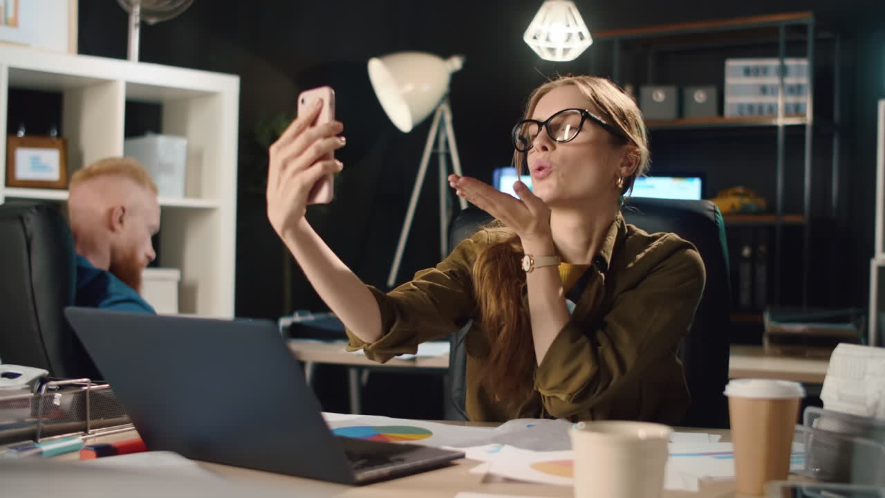 una chica bonita posando en el lugar de trabajo.