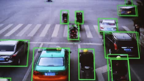 cámara de cctv. seguimiento en tiempo real de vehículos y personas en la calle. imagen pixelada auténtica de un monitor real.