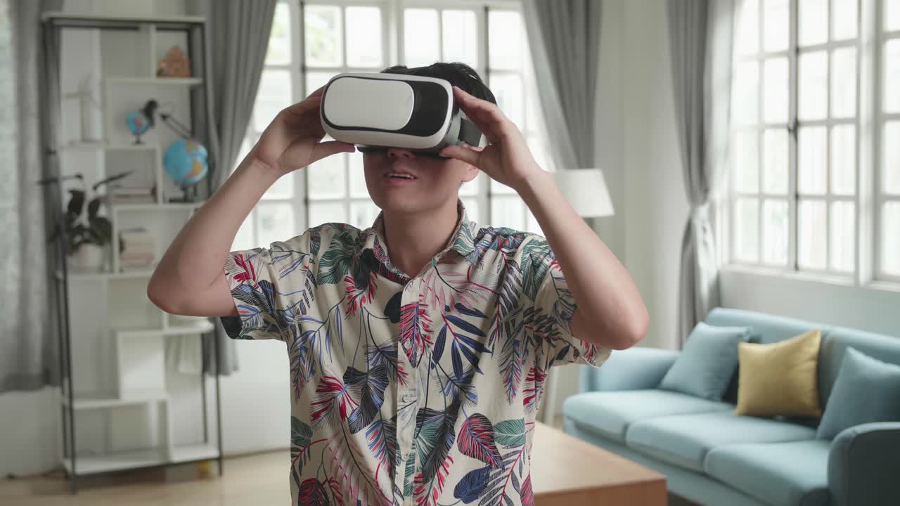 hombre experimentando la realidad virtual en casa