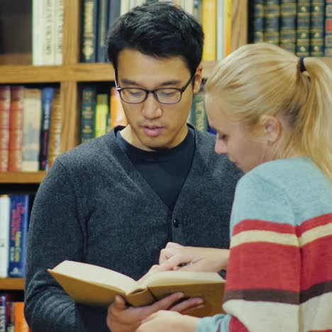 Sonriente-Hombre-Coreano-Hablando-Con-Una-Mujer-En-La-Biblioteca-7