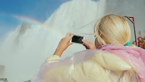 mujer fotografía arco iris en cascada